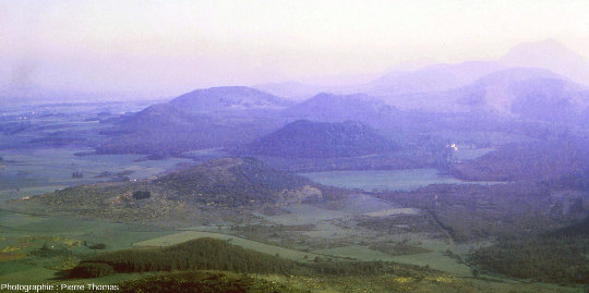 Vue du Sud vers le Nord sur l'alignement des puys de la Toupe (avec une carrière), de Montchal et de Montjuger