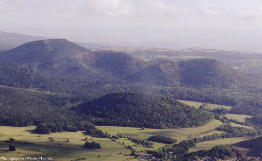 Vue, prise en direction du Nord, sur les deux volcans égueulés jumeaux, les célèbres Puys de Lassolas (à gauche) et de la Vache (à droite)