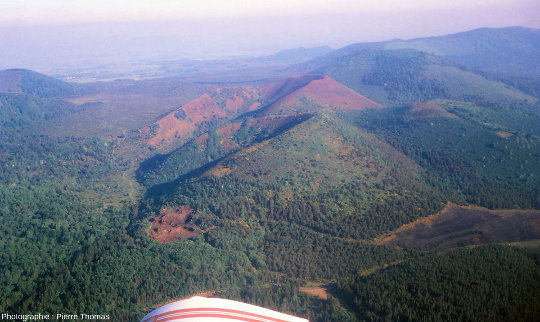Vue, prise en direction du Nord-Ouest, sur les deux volcans égueulés jumeaux, les célèbres Puys de Lassolas (à gauche) et de la Vache (à droite), dont les cratères sont “ouverts” vers le Sud