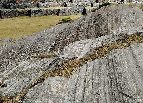 La surface striée de la colline el Rodadero, Saqsaywaman, forteresse inca de Cuzco, Pérou