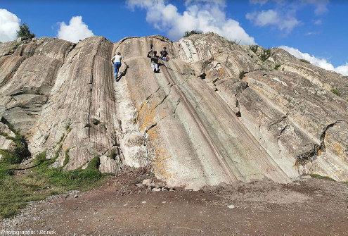 Quand des cannelures géologiques servent de toboggan, el Rodadero, Saqsaywaman, forteresse inca de Cuzco, Pérou