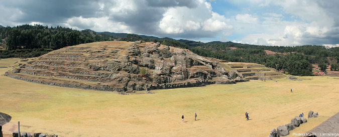Vue d'ensemble sur la colline el Rodadero et ces stries et cannelures, Cuzco, Pérou