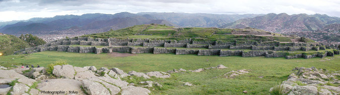 Vue lointaine sur la triple enceinte de la forteresse de Saqsaywaman, vue prise de la colline el Rodadero (Cuzco, Pérou)