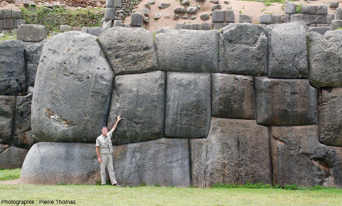Blocs rocheux formant les remparts de la forteresse inca de Saqsaywaman, Cuzco (Pérou)