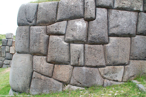 Blocs rocheux aux formes irrégulières formant les remparts de la forteresse inca de Saqsaywaman, Cuzco (Pérou)
