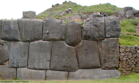 Blocs rocheux aux formes irrégulières formant les remparts de la forteresse inca de Saqsaywaman, Cuzco (Pérou)