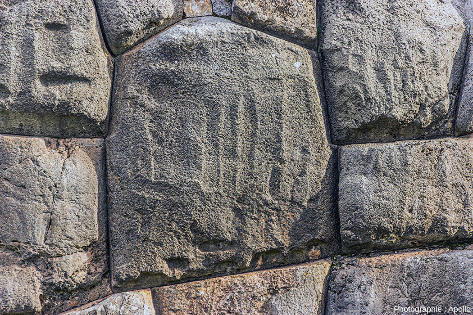Surface d'un des blocs du rempart montrant des “marques”, forteresse inca de Saqsaywaman, Cuzco (Pérou)