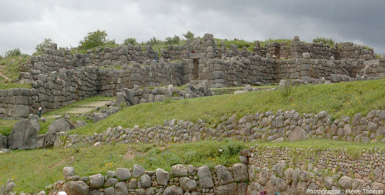Vue d'ensemble d'un secteur de la forteresse dont les murs sont percés d'une ”porte” (au centre de la photo), forteresse inca de Saqsaywaman, Cuzco (Pérou)