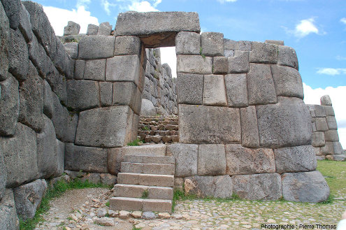 Détail sur la “porte” située au centre de la figure précédente, forteresse inca de Saqsaywaman, Cuzco (Pérou)