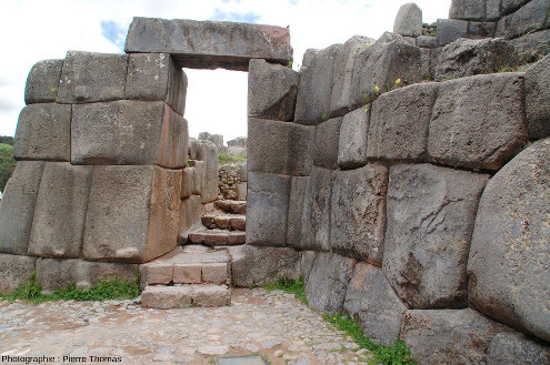 Une autre porte dans les murailles de la forteresse inca de Saqsaywaman, Cuzco (Pérou)