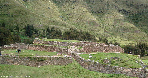 Ruine d'un bâtiment au voisinage de la forteresse principale de Saqsaywaman, Cuzco (Pérou)