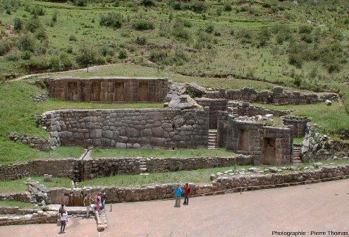 Vue d'ensemble des ruines d'un bâtiment au voisinage de la forteresse principale de Saqsaywaman, Cuzco (Pérou)