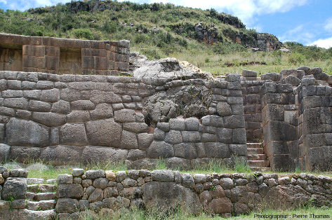 Détail des ruines d'un bâtiment au voisinage de la forteresse principale de Saqsaywaman, Cuzco (Pérou)