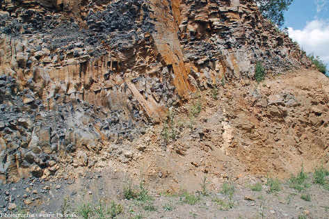 Contact entre le basalte de la coulée et le substratum gneissique, carrière de Roure (Puy-de-Dôme)