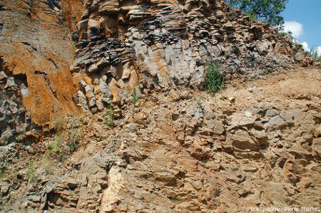 Zoom sur le contact entre le basalte de la coulée et le substratum gneissique, carrière de Roure (Puy-de-Dôme)