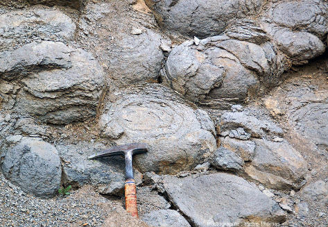 Zoom sur du basalte altéré en boules, avec structure en pelures d'oignon caractéristique, carrière de Roure (Saint-Pierre le Chastel, Puy-de-Dôme) en 2006