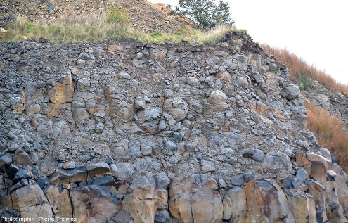Vue sur un autre affleurement de basalte dans la carrière de Nolhac (Haute-Loire)