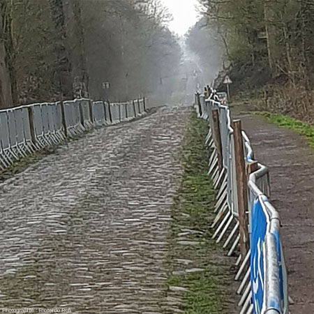 La trouée de Wallers-Arenberg, juste avant un Paris-Roubaix, avec une légère brume