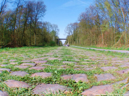 La trouée de Wallers-Arenberg, juste avant un Paris-Roubaix, sous le soleil