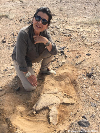 Anne-Marie Detay devant une trace d'un gros théropode découverte dans le désert de Gobi