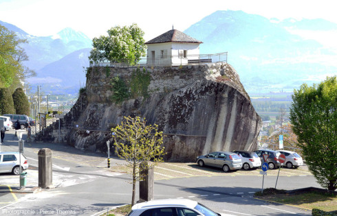 Le côté Sud de la Pierre des Marmettes (Monthey, Suisse) vu de plus près