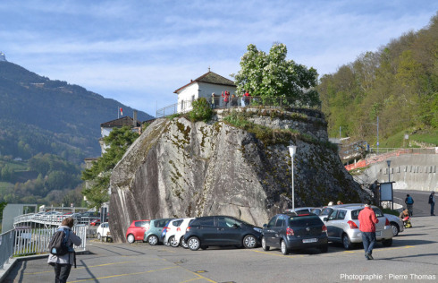 Le côté Nord de la Pierre des Marmettes, bloc erratique, Monthey (Suisse)