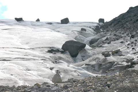 Exemple de blocs erratiques sur un glacier actuel, le glacier Athabasca au Canada