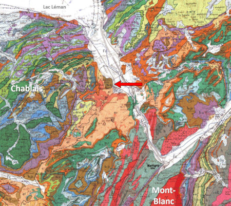 Extrait de la carte géologique BRGM à 1/250 000 de Thonon-les-Bains localisant le secteur de Monthey et ses blocs erratiques (flèche rouge), entre la vallée du Rhône et le massif du Chablais