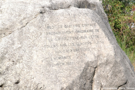 Inscription gravée sur le bloc erratique de Saint-Fons et indiquant son origine probable (Crétacé de Savoie – vraisemblablement Urgonien)