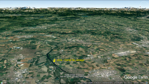 Zoom sur le site de Jons, au bord du canal de Jonage, dans la grande banlieue Est de Lyon, à une dizaine de km au Nord de l'aéroport Saint-Exupéry