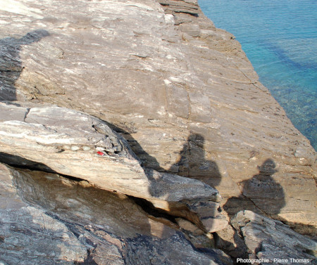 Vue d'ensemble des rochers côtiers de l'Ile d'Elbe (Italie) où ont été prises les deux photos suivantes