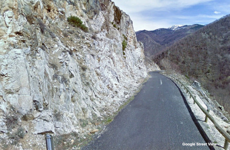 Affleurement de marbre (méta-calcaire attribué au Cambrien) sur le bord de la route de Py à Mantet dans le cœur du massif du Canigou (Pyrénées Orientales)