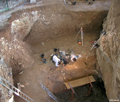 Des fouilleurs en plein travail lors de la campagne de l'été 2008, Archéosite des Fieux (Miers, Lot)