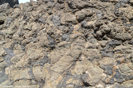 Zoom sur la surface supérieure de coulée de basalte altérée, Armitza, Pays basque espagnol