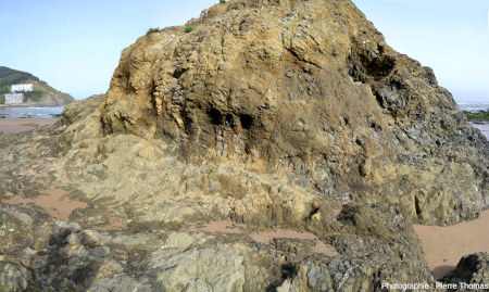 Vue d'ensemble sur les basaltes triasiques (les fameuses ophites pyrénéennes), parfois massifs, souvent altérés en boules, de la baie de Bakio (Pays basque espagnol)
