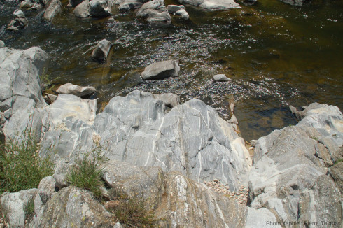 Affleurement de gneiss sur le bord du Doux, torrent ardéchois de la région de Tournon, juste en amont de la centrale hydroélectrique de Mordane