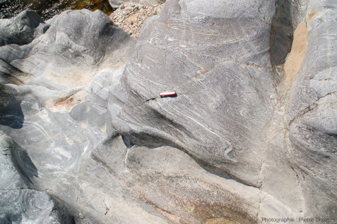 Affleurement situé à quelques mètres des figures précédentes montrant une roche avec beaucoup moins d'“yeux” que les gneiss des figures précédentes