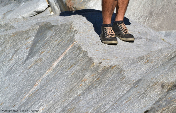 Affleurement d'orthogneiss (métagranite) observable selon deux plans de coupe différents, Fontainemore, Val d'Aoste (Italie)