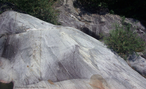 Vue lointaine d'un secteur où les structures planaires internes à la roche sont très visibles (plans inclinés de 45° vers la droite), orthogneiss, Val d'Aoste (Italie)