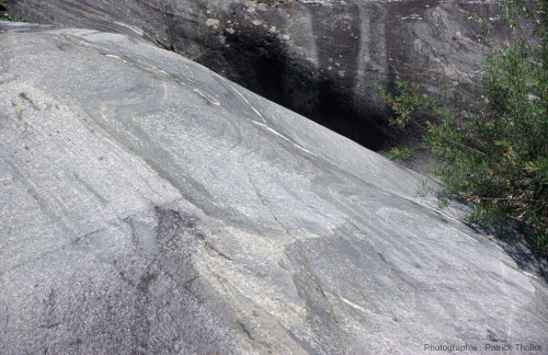 Vue plus rapprochée d'un secteur où les structures planaires internes à la roche sont très visibles (plans inclinés de 45° vers la droite), orthogneiss, Val d'Aoste (Italie)