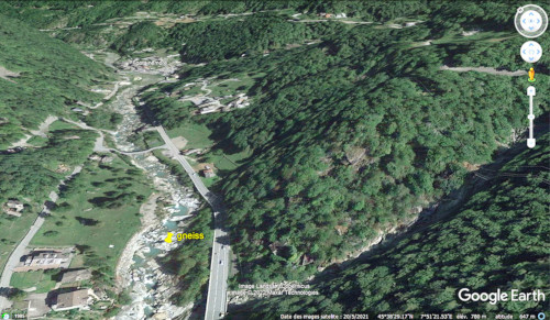 Cadre morphologique des dalles de gneiss décrites dans cet article, dalles situées sur le bord du Lys à quelques centaines de mètres au Sud de Fontainemore, Val d'Aoste (Italie)