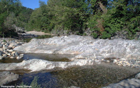 Vue d'ensemble de la dalle de migmatite d'où proviennent les deux figures précédentes, Pont-de-Labeaume, Ardèche