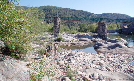 Vue générale des affleurements de migmatite situés sous la passerelle de Baysan, Pont-de-Labeaume, Ardèche