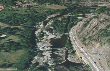Vue aérienne du lit de l'Ardèche au niveau de la Passerelle de Baysan (Ardèche), passerelle visible un peu en dessous du centre de l'image