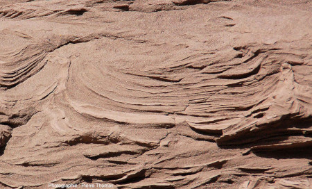 Zooms sur deux “injections” de siltites remontant dans une couche de sable, bordure du lac Général Carrera-Buenos Aires (Patagonie chilienne)