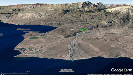 Vue aérienne élargie localisant l'affleurement des figures 1 à 11 (site 1, punaise verte), bordure du lac Général Carrera-Buenos Aires (Patagonie chilienne)