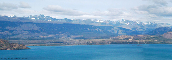Vue du site 2 (situé sur la rive droite du lac) depuis la rive gauche du lac Général Carrera-Buenos Aires (Argentine - Chili)