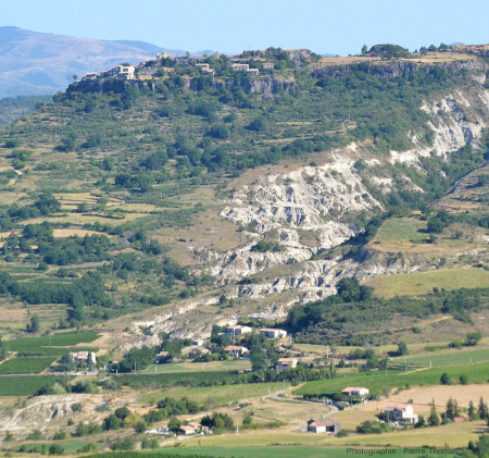 Vue du village de Saint-Laurent-sous-Coiron (Ardèche), bâti sur une coulée de basalte
