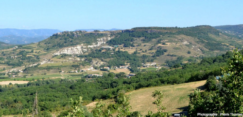 Vue large du village de Saint-Laurent-sous-Coiron (Ardèche), bâti sur une coulée de basalte
