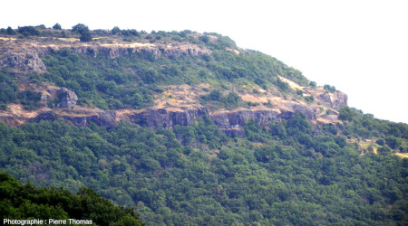 Le plateau du Coiron n'est pas constitué d'une seule coulée, mais de la superposition de plusieurs coulées, comme on le voit sur cette vue prise en 2020 dans le secteur de Montbrun (Ardèche)